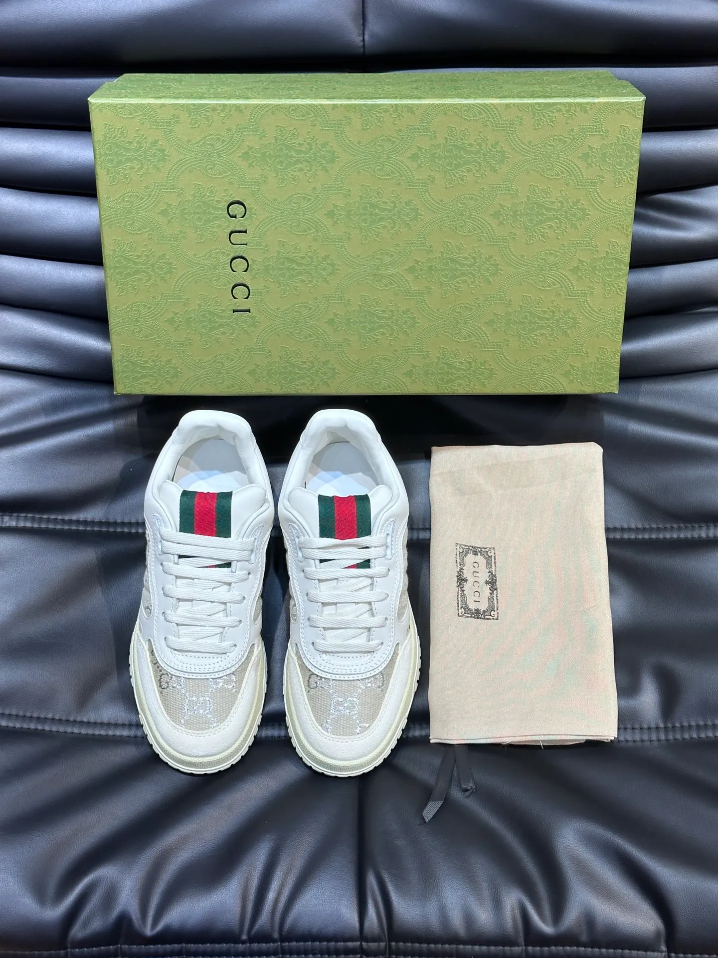 p480 Men's Men's Shoes Gucc*Gucci Re-Web series👫Couple's webbed leather sneakers, as the first sneakers created by Sabato De Sarno for Gucci, the Re-Web series reinterprets the brand's classic stripes, and sets off the modern silhouette design with bold and unique details. This shoe is crafted from iconic classic GG canvas and white leather. This new sneaker is ingeniously decorated with many of the brand's classic details, and is equipped with a bright red and green webbing tongue, which will make people fall in love at first sight. Yuan Size: Female 35-40 Male 39-44 (can be customized to 45, 46